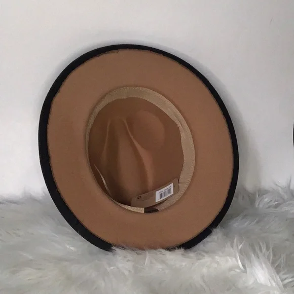 Stylish Tan and Black Fedora with Gold Chain - Picture 4 of 9